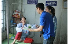 CLB IET StartUp và Đoàn Viện KT&CN phát suất ăn miễn phí cho bệnh nhân nghèo tại BV Ung bứu
