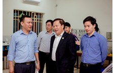 GS. Hiệu trưởng Đinh Xuân Khoa tham quan và chỉ đạo công tác thực hành thí nghiệm đào tạo theo tiếp cận CDIO tại bộ môn Công nghệ kỹ thuật Điện, Điện tử - Viện Kỹ thuật và Công nghệ.